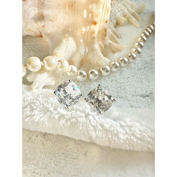 Diamond color Gorgeous cubic zirconia stud earrings - silver color - Picture 1 of 4